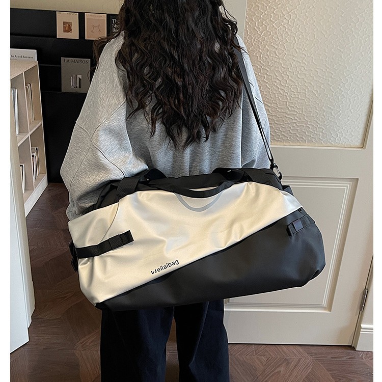 Simple, trendy, large-capacity travel bag for men and women, hand-held, crossbody, sports, gym bag, waterproof, lightweight, suitable for short trips.