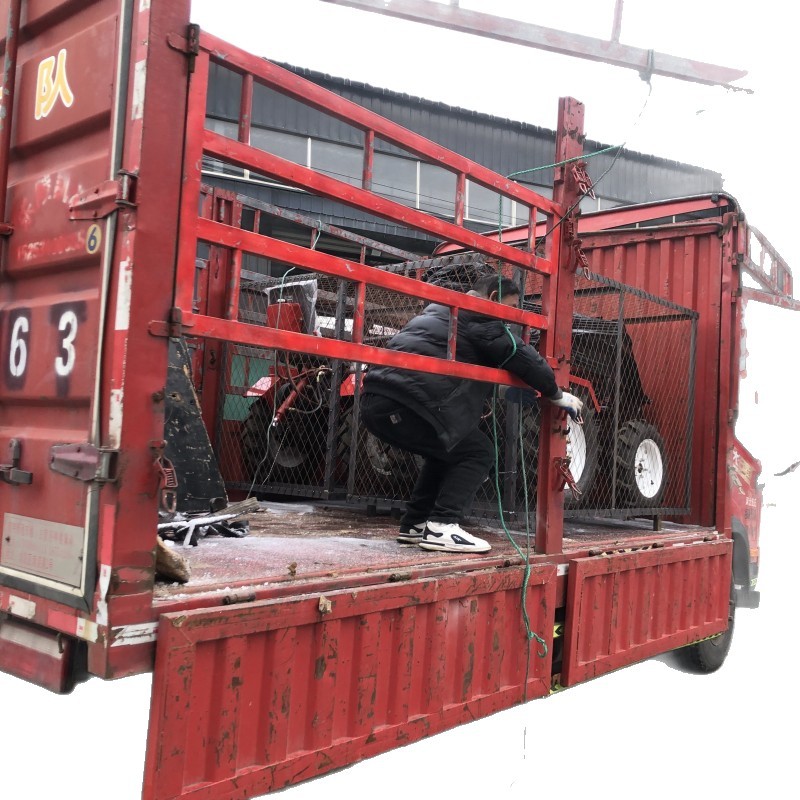 El cuerpo es corto y el tractor agrícola de cuatro ruedas con marco corto es conveniente para trabajar en el invernadero.