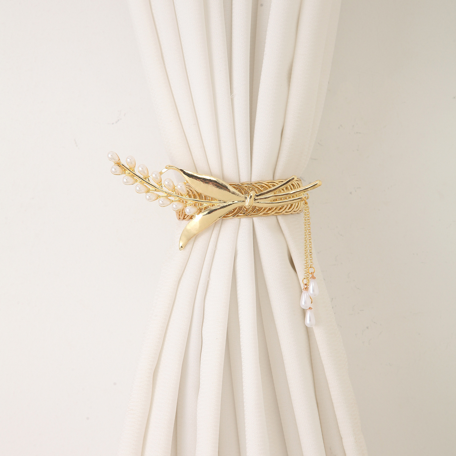 Abraçadeira de cortina com coração e pérolas elegante_voghion.com