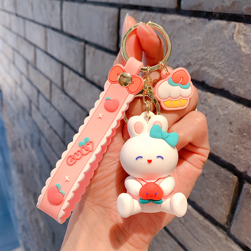 Sentado sosteniendo el conejito de fresa