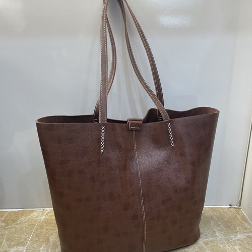 El nuevo tote de cuero de gran capacidad es retro y yangqi para viajar en todas las axilas, un bolso de hombro simple y portátil.