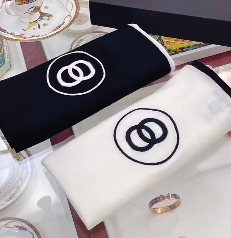 Demi-season quality cashmere scarf with letters