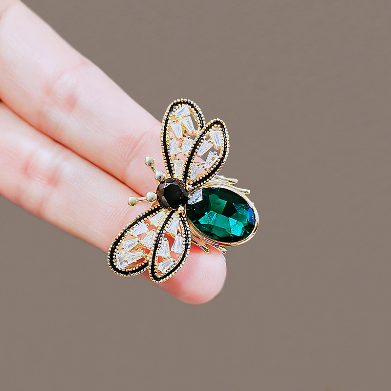 Elegante moda abeja broche de lujo rhinestone de alta gama ramillete ins moda traje de abrigo anti-exposición broche