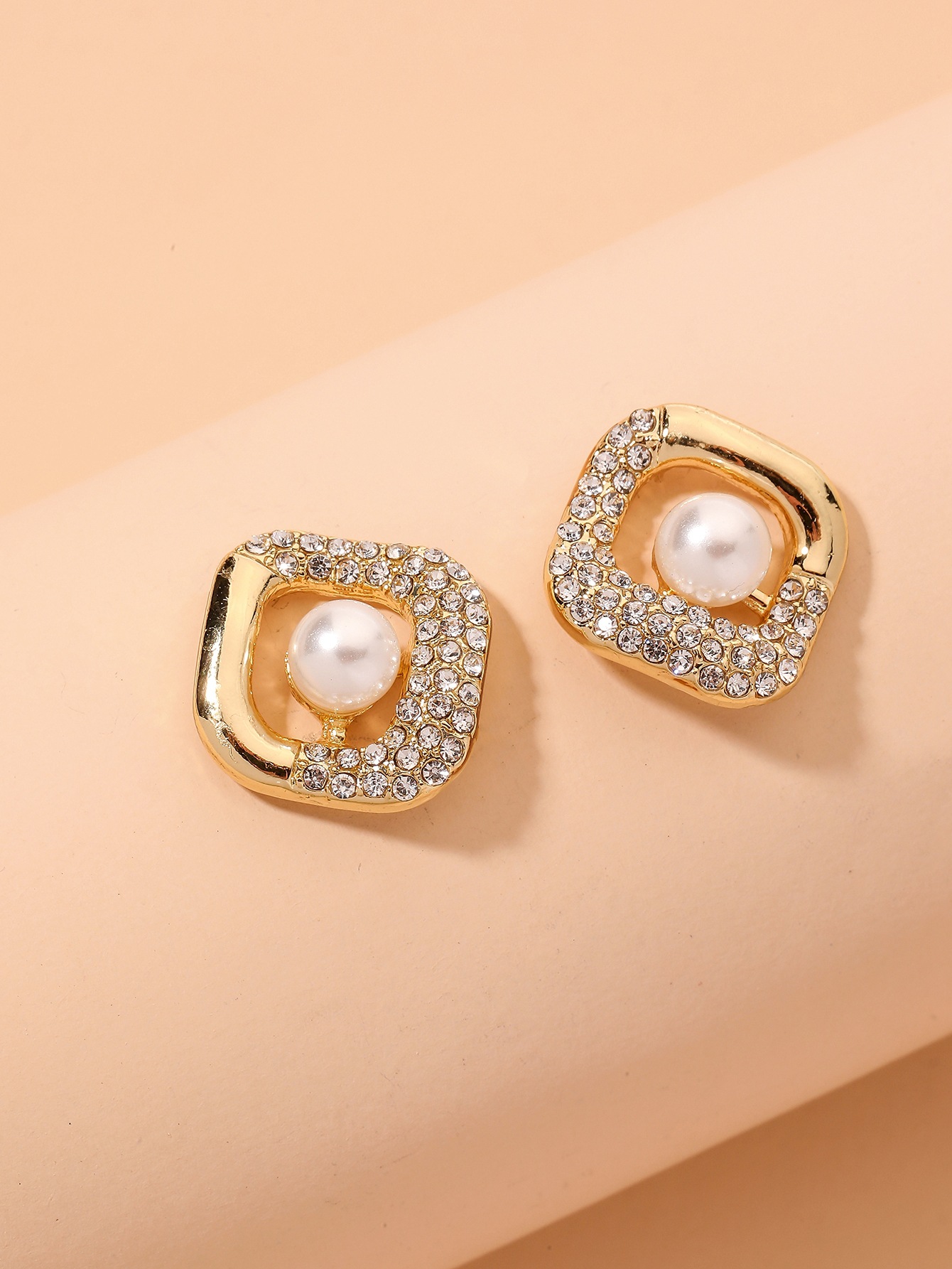 Boucles D&#39;oreilles Carrées Ornées De Diamants display picture 3