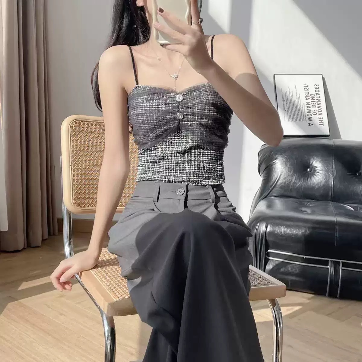 2025 primavera y verano nuevo temperamento mujer estilo malla plisada adornos de diamantes pequeños camisola moda femenina ropa exterior con almohadilla para el pecho