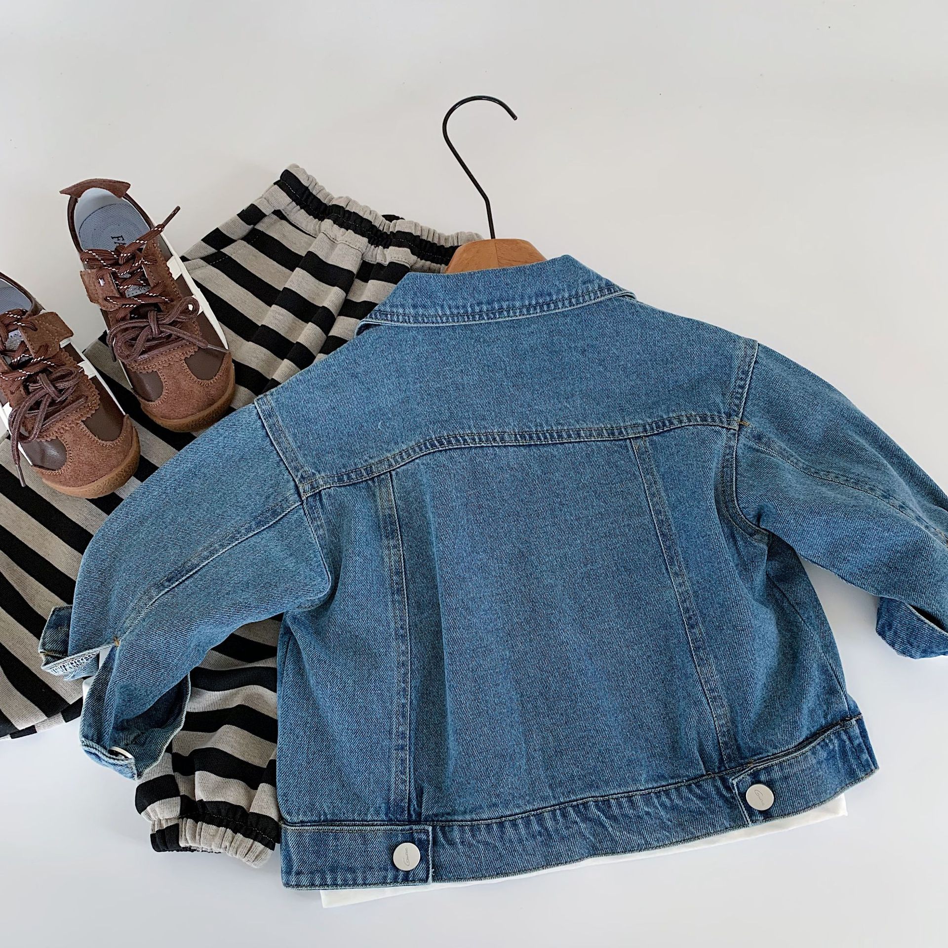 Mai Bao ropa infantil chaqueta de vaquero para niños 2025 otoño nuevo vestido de otoño para bebés masculinos y femeninos una chaqueta de estilo occidental