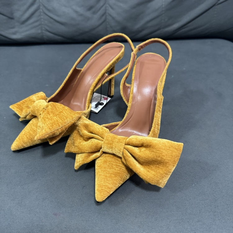 Swan with bow pointed-toe