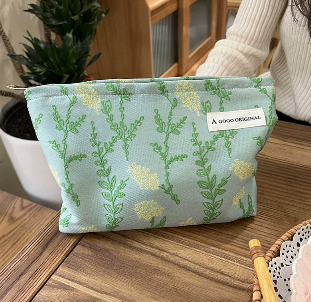 Capacious cosmetic bag, three‑dimensional travel organizer with zipper, stylish printed patterns