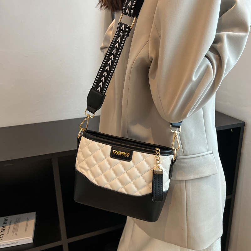 Bolso de cadena de diamond para mujeres 2024 nuevo bolso de vagabundo explosivo de alto nivel amplio cinturón de hombro bolso de mochila