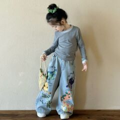 春の新型スーツの女の子の底のシャツの韓国版の偽の2つの長袖の上着の子供のtシャツのジーパン