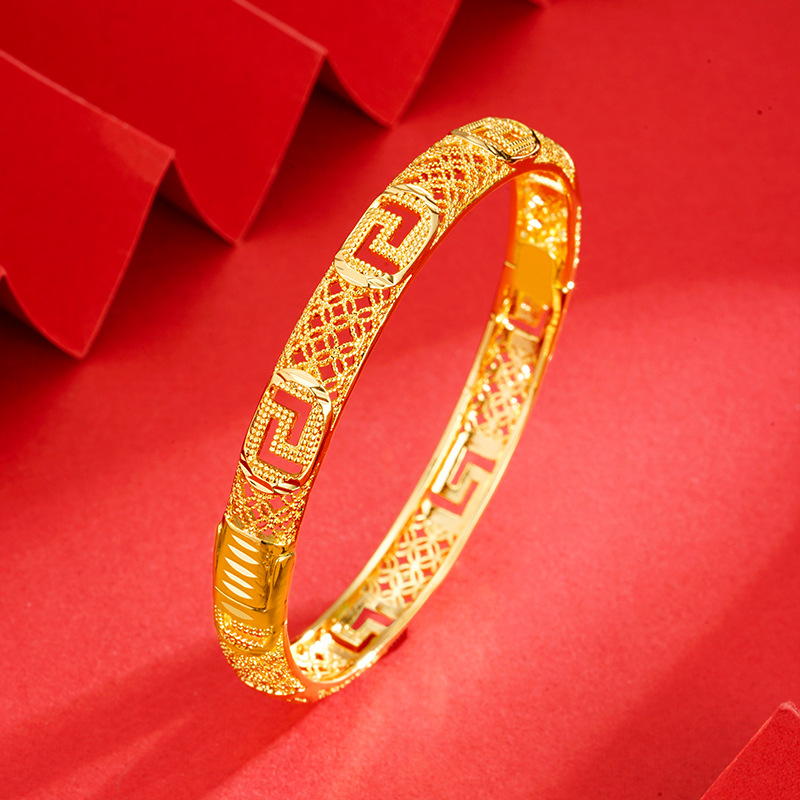 Estilo chino oro hueco hebilla pulsera patrón de espalda antigua artesanía hombres y mujeres chapado en oro TikTok vivo caliente al por mayor