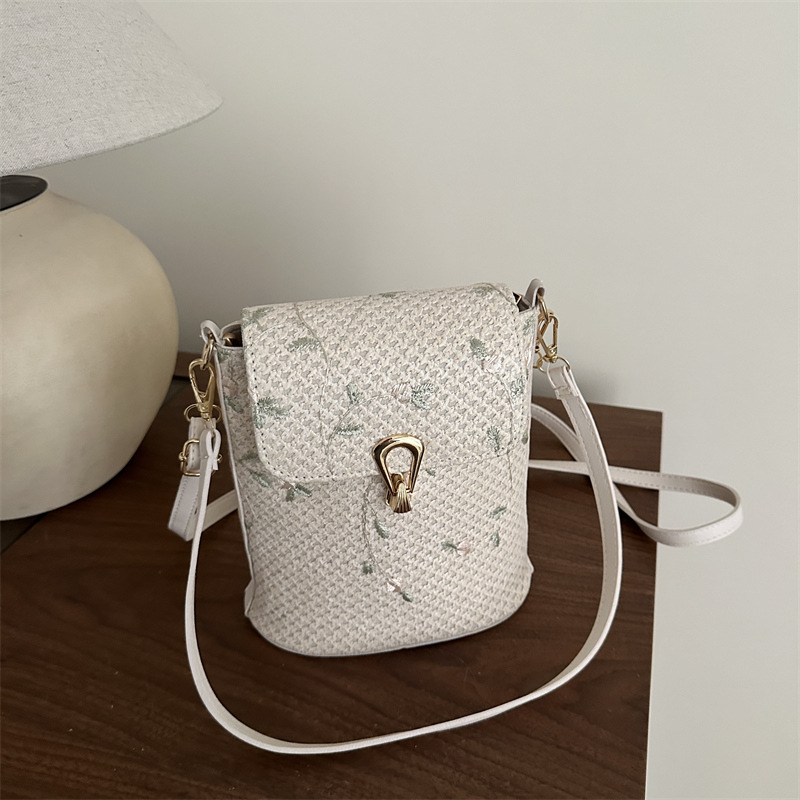 Bolso de paja para mujeres 2025 primavera nueva simple pequeña flor de encaje fresco tejido bolso de hombro mochila