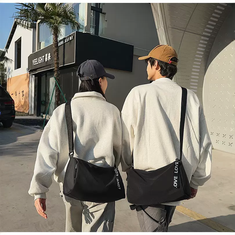 单肩包女士简约旅行包斜挎包男款休闲健身包瑜伽圆筒包收纳袋批发