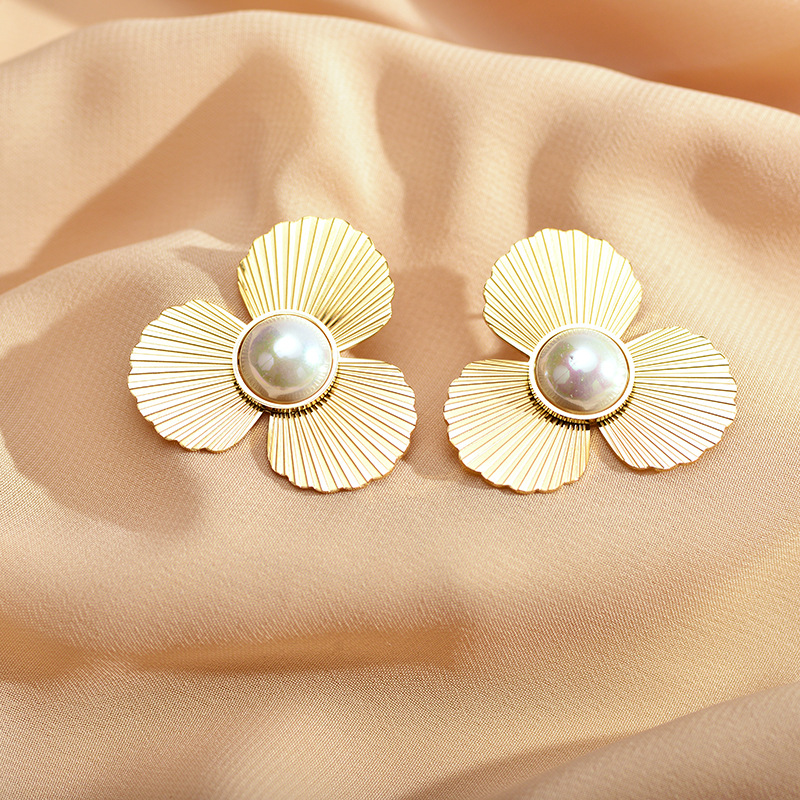 Fashion Flower Copper Gold Plated Artificial Pearls Ear Studs 1 Pair