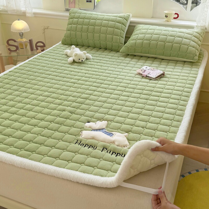 Milk velvet mattress three-piece set, thickened and warm, with patch embroidery, quilted mattress pad, baby velvet soft cushion, bed protector, wholesale Milk velvet mattress three-piece set, thickened and warm, with patch embroidery, quilted mattress pad, baby velvet soft cushion, bed protector, wholesale