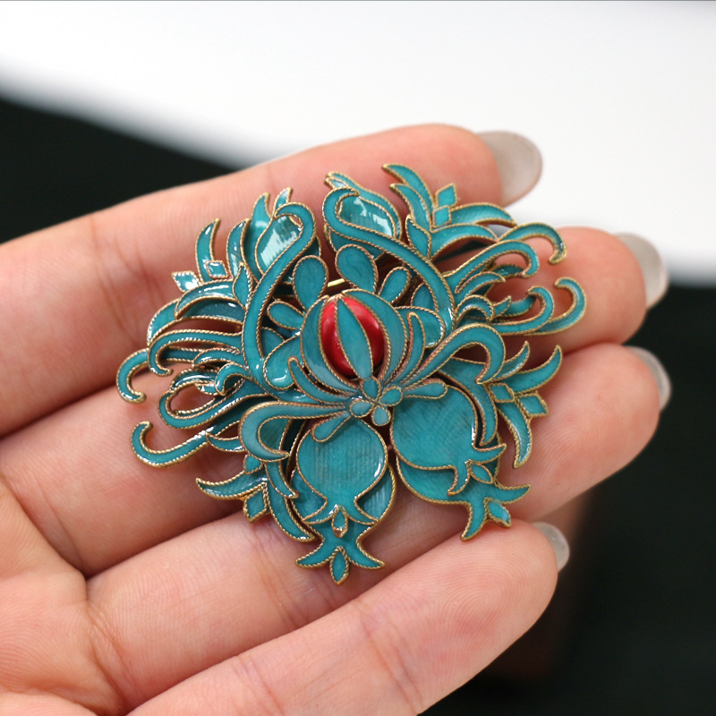 Chinese Style Imitation Cloisonne Dot Emerald Brooch Classical Ethnic Style Niche Design High-end Cheongsam Coat Brooch for Women