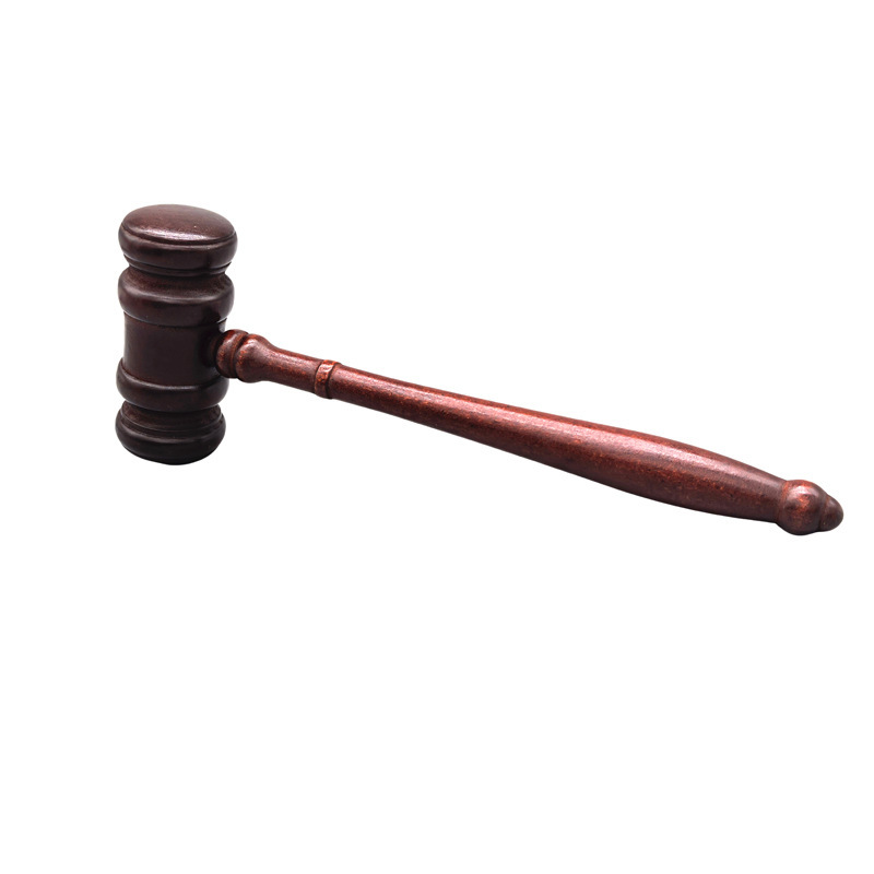 裁判官のハンマーは競売にかけてハンマーをたたきます。子供は周の道具を捕まえます。|undefined