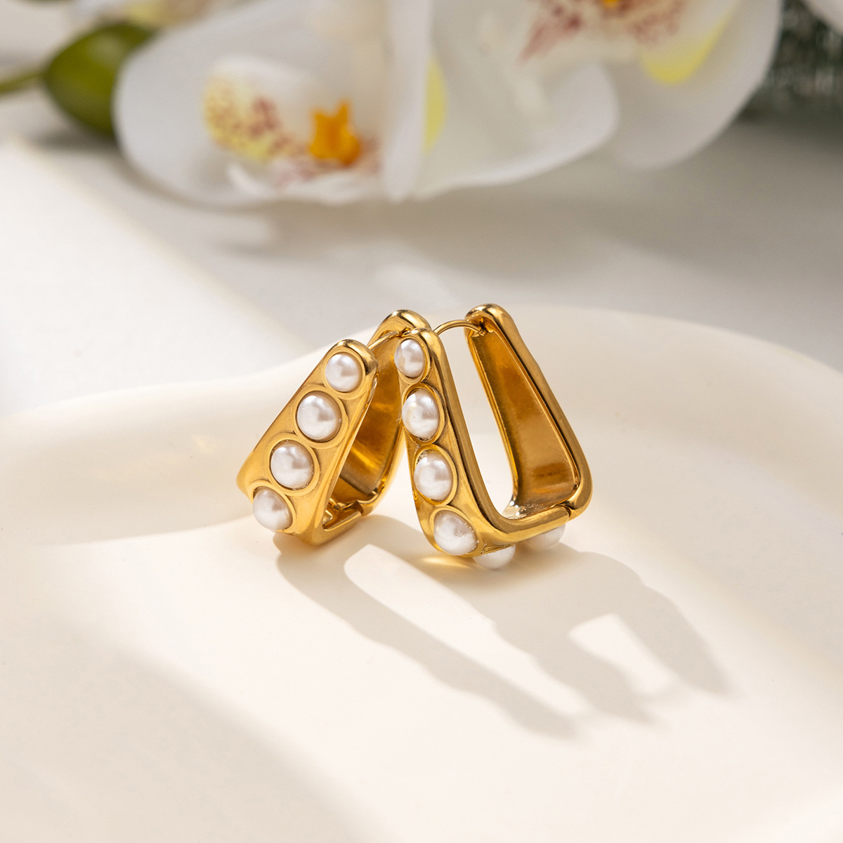 Wanxing acero inoxidable chapado perlas dulces perlas en forma de U 2025 nuevo estilo de moda moda alta sensación orejas para mujeres