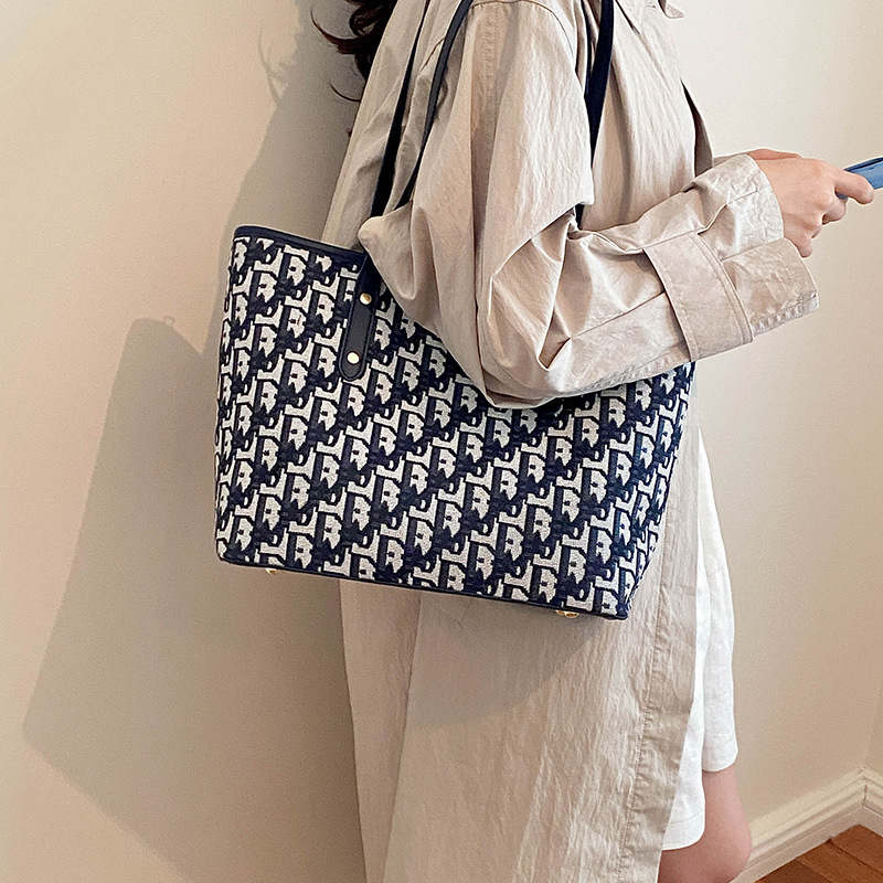 2026 New Casual Large-Capacity Versatile Tote Bag, Elegant Vintage Shoulder Bag, Soft Leather Commuting Handbag Wholesale
