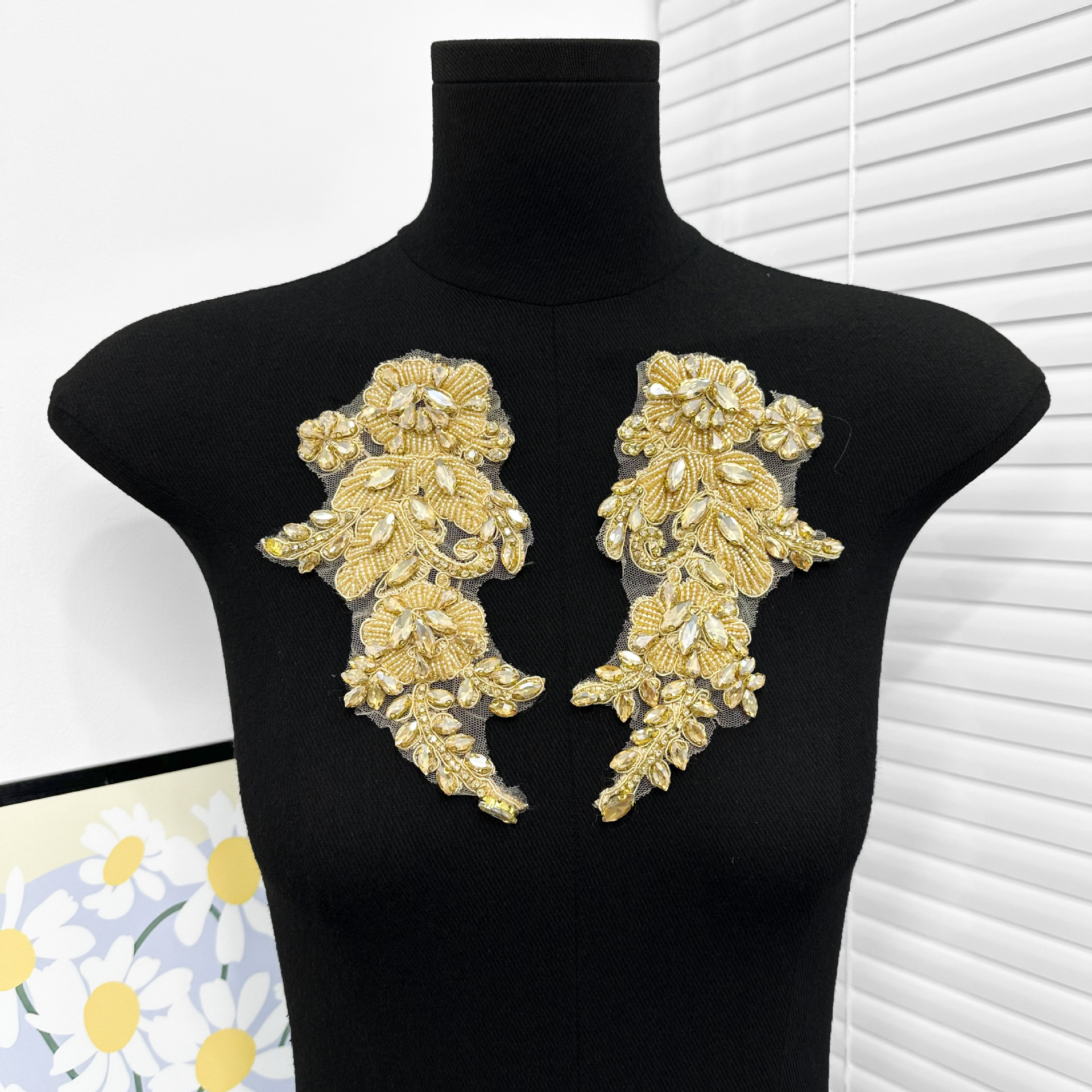 Azul tibetano de la industria pesada perlas de clavos simétricas flor decal vestido cheongsam grupo difundir ropa de baile cuello accesorios de decoración transfronterizos