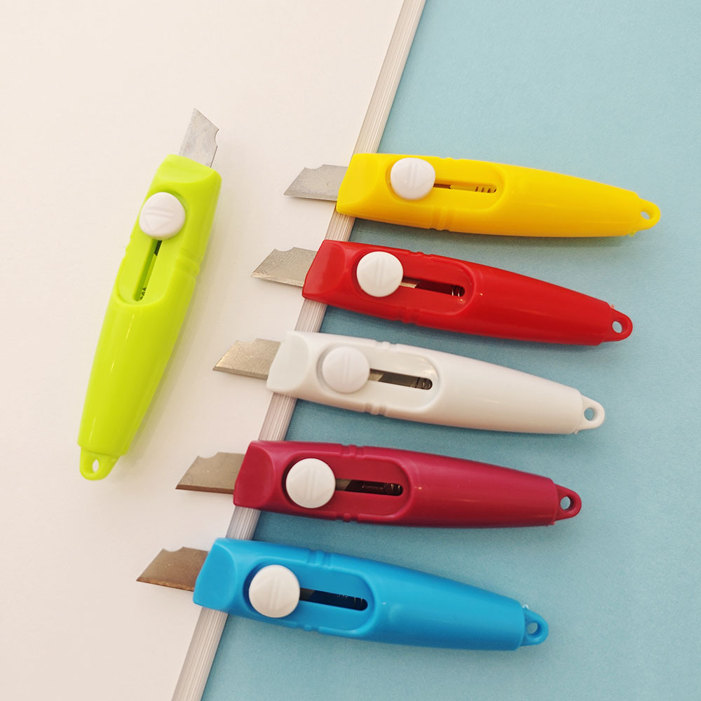 Nube de venta directa mini cuchillo portátil pequeño cuchillo de oficina para estudiantes desmantelar el cuchillo de papel pintado de aire fresco