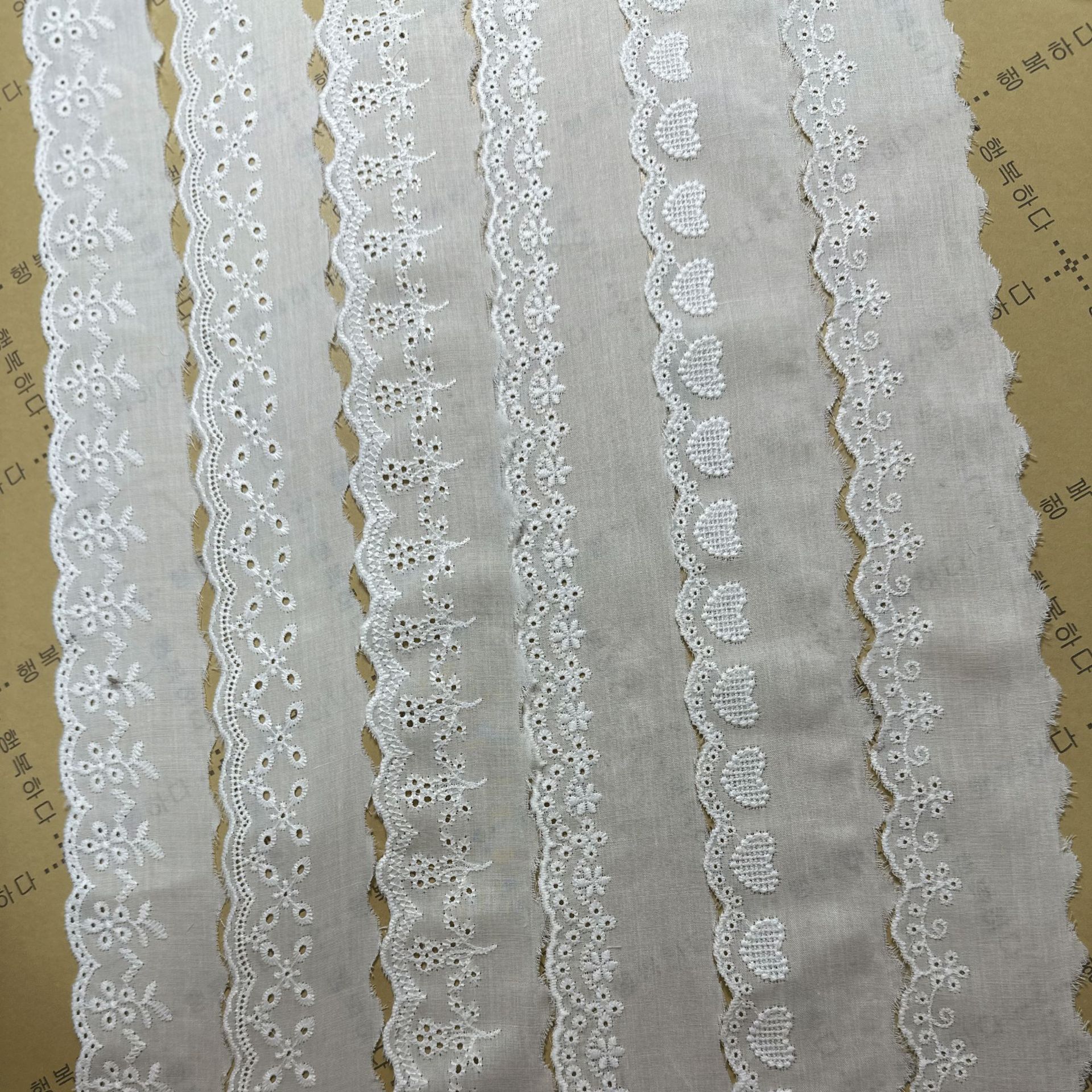 다양한 종류의 기성 면직물 레이스 액세서리, 하트 모양 리본, 속이 빈 자수 레이스, DIY 공장 직판