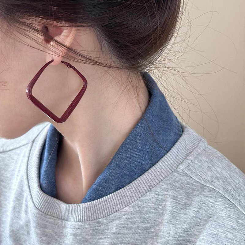 Pendientes redondos geométricos rojos con aguja de plata, pendientes retro de alto nivel, estilo de Hong Kong, pendientes de temperamento 2025 nuevos pendientes para mujer