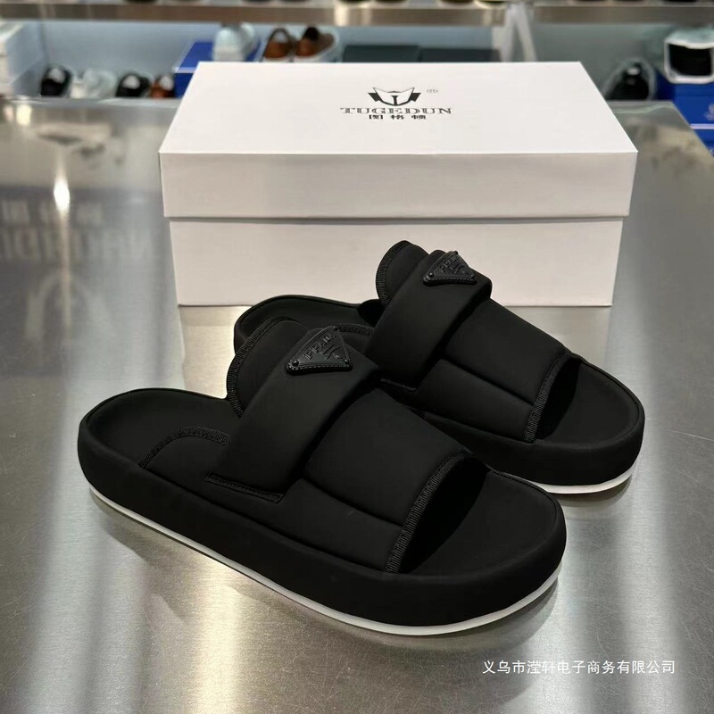 European Trendy Brand Men's Slippers for Summer, Light Luxury and High-End Feel, Soft-Soled Casual Beach Sandals for Outdoor Wear