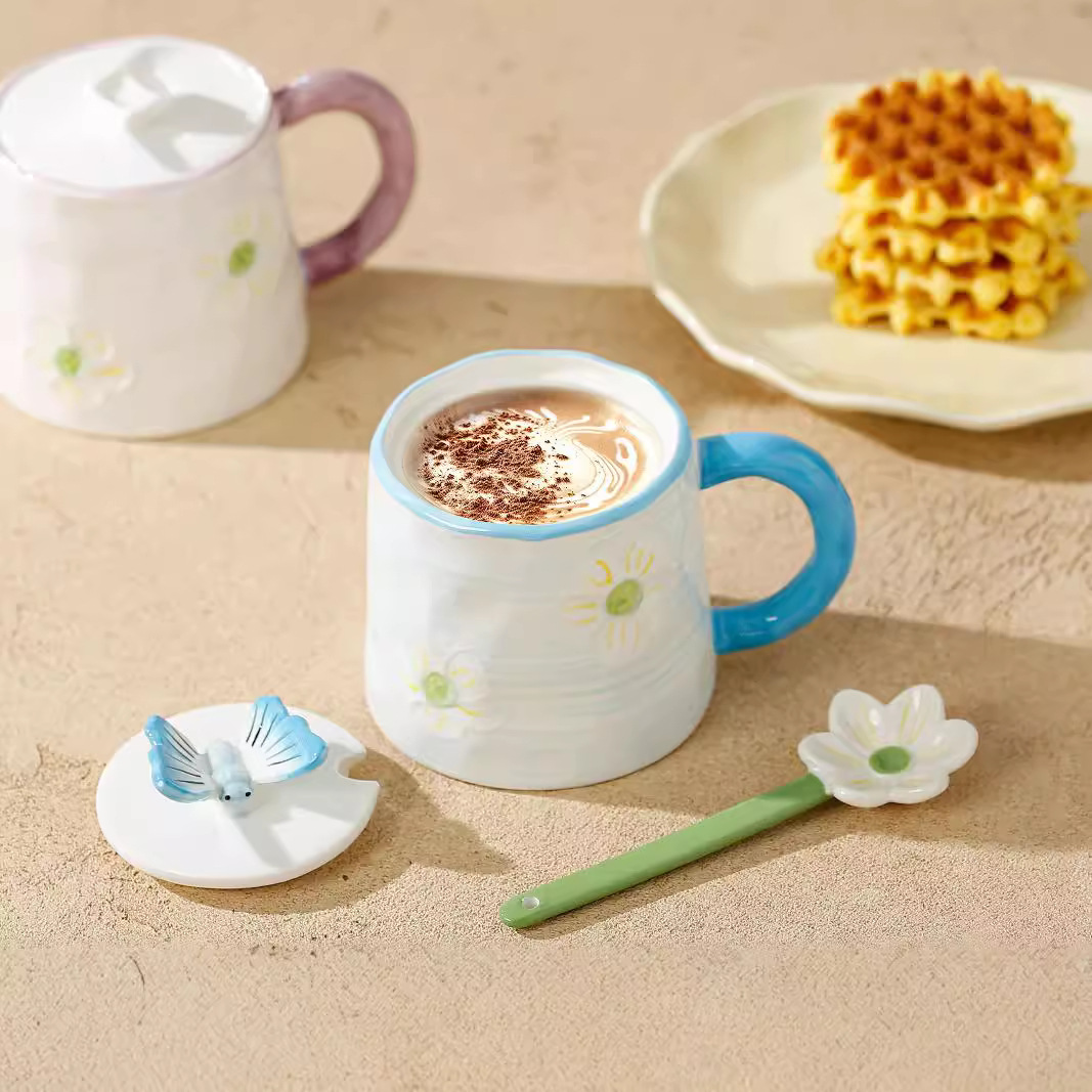 Esmalte creativo pintado a mano flores mariposas de cerámica taza de alto valor de cara pequeña personalidad fresca regalo de mano taza de agua