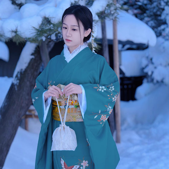Improved Version of Japanese Kimono Women's Green Dress and Kimono Style for Photo and Travel Photography