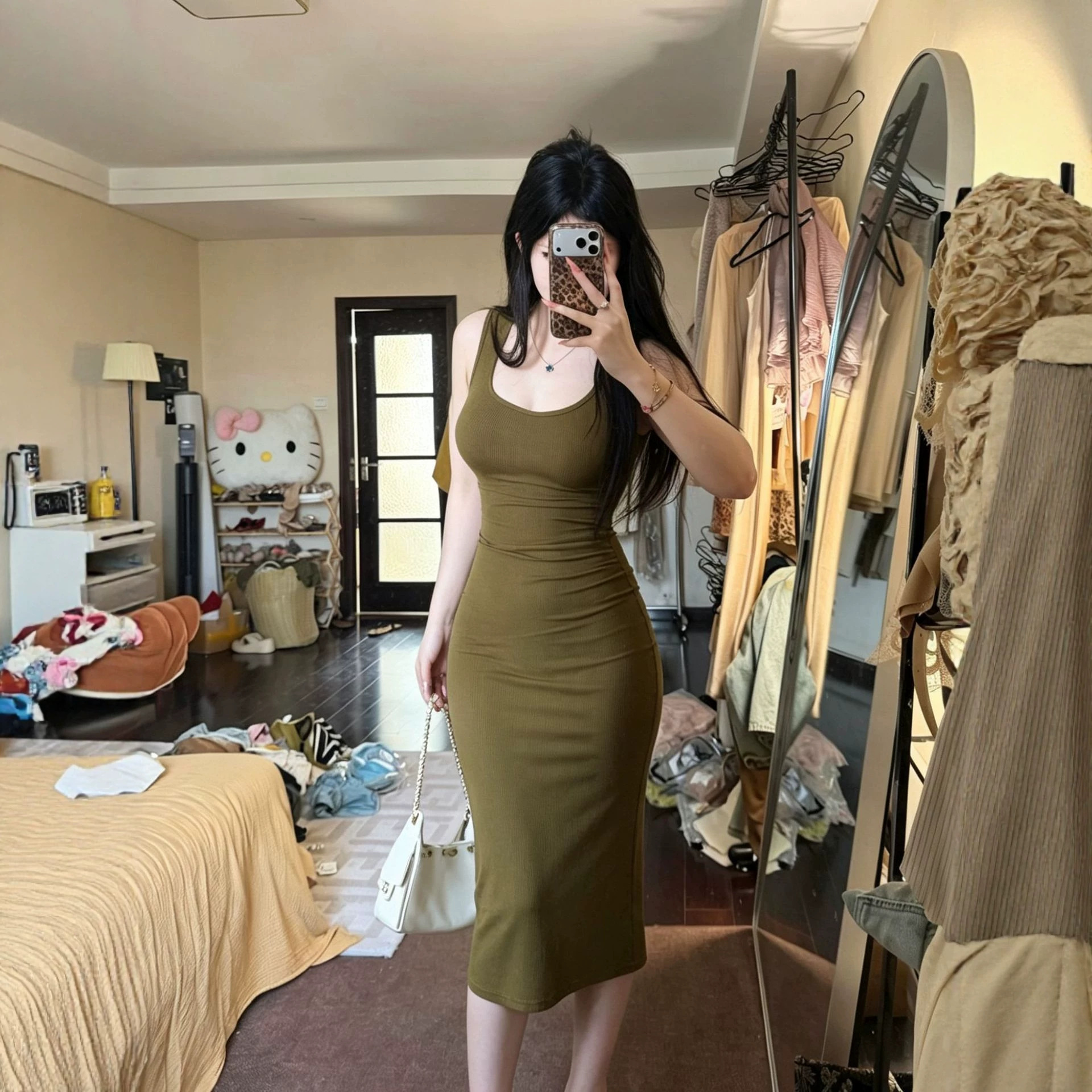 泰兰德假日显白橄榄绿宽肩带坑条连衣裙女春夏长裙修身包臀打底裙