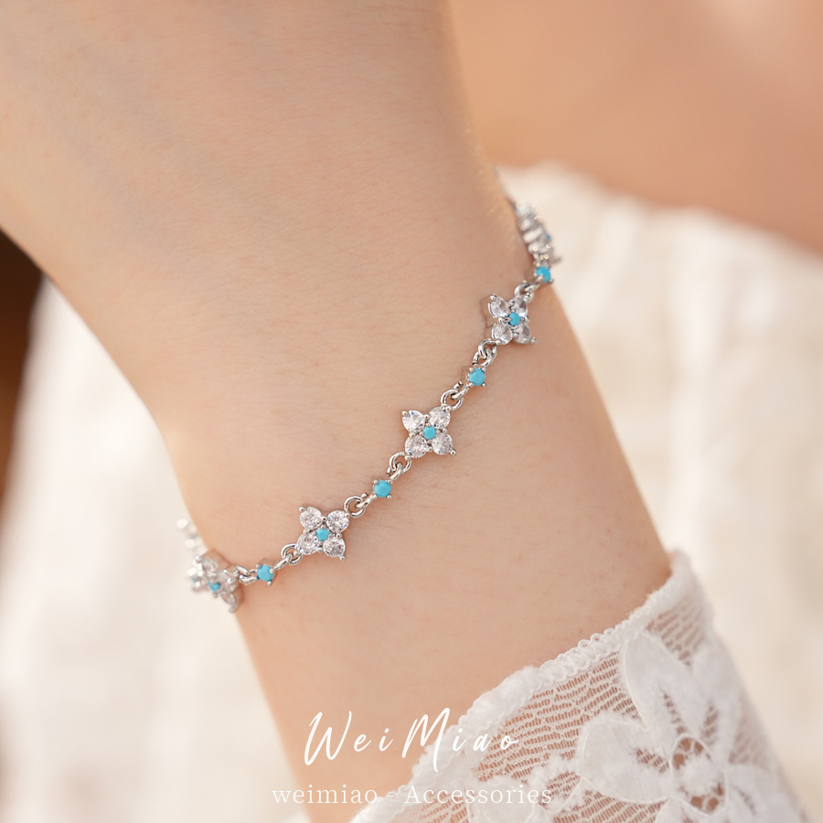 Cruces de piedra de hierba afortunada pulsera de flores de lujo ligera nicho pulsera de alta calidad temperamento delicado joyas al por mayor