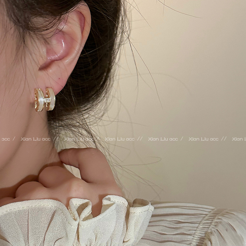 天然贝壳H字母耳环轻奢高级感气质耳钉女2024新款洋气设计感耳饰