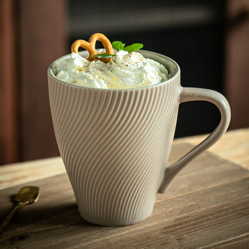 Taza de cerámica retrógrada simple en relieve exquisita taza de oficina taza de agua taza de café de alta calidad para el hogar