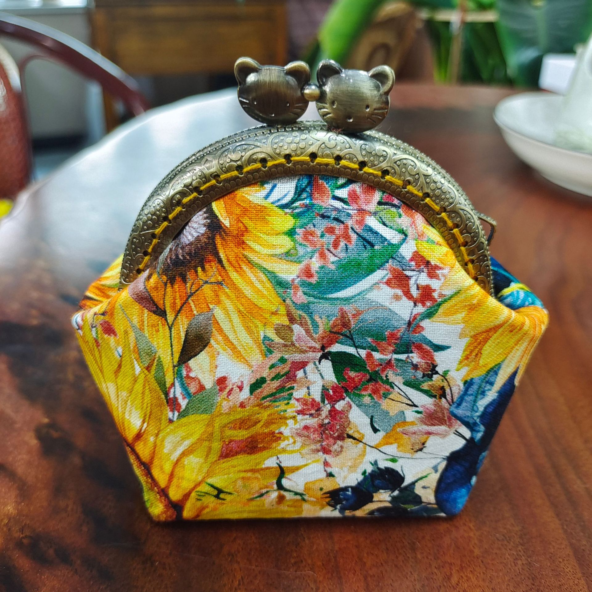 Bolsa de material de bordado bricolaje hecho a mano 8,5 boca Bolsa de Oro patchwork bolsa antigua bolsa transfronteriza inglés gato bolsa de almacenamiento