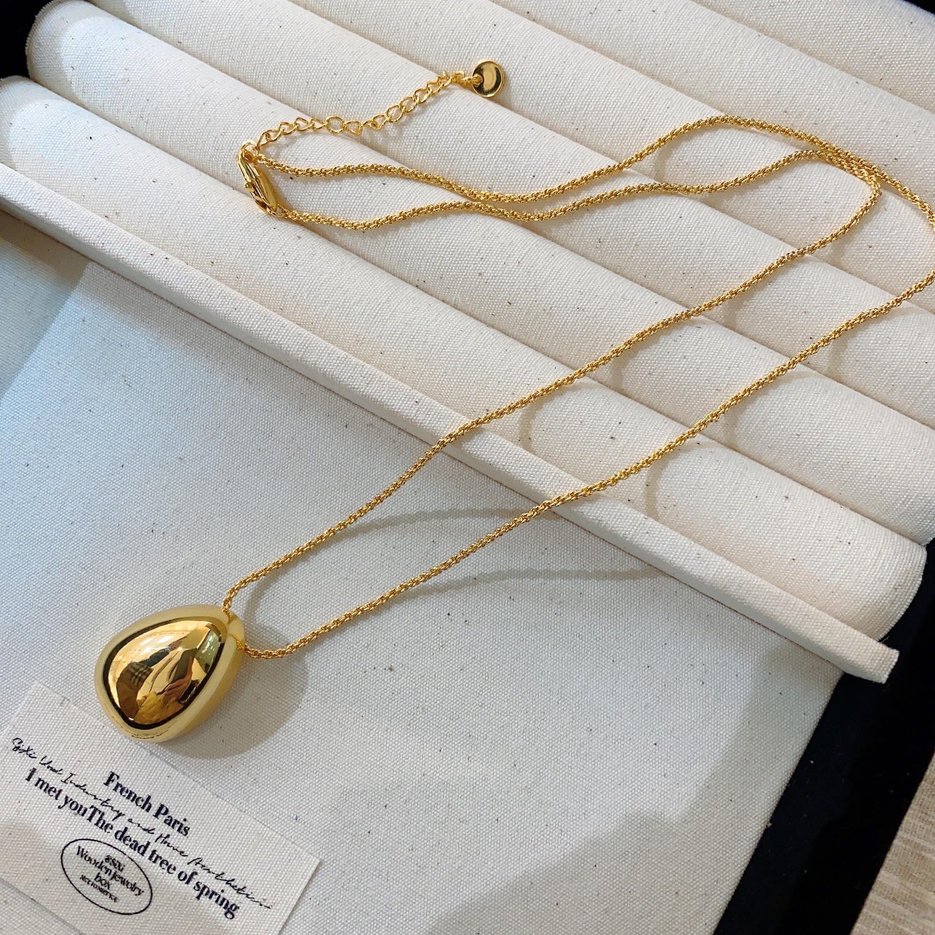 Francés retro europeo y americano nicho diseño huevo gota de agua colgante collar minimalista de gama alta estilo frío plata huevo suéter cadena