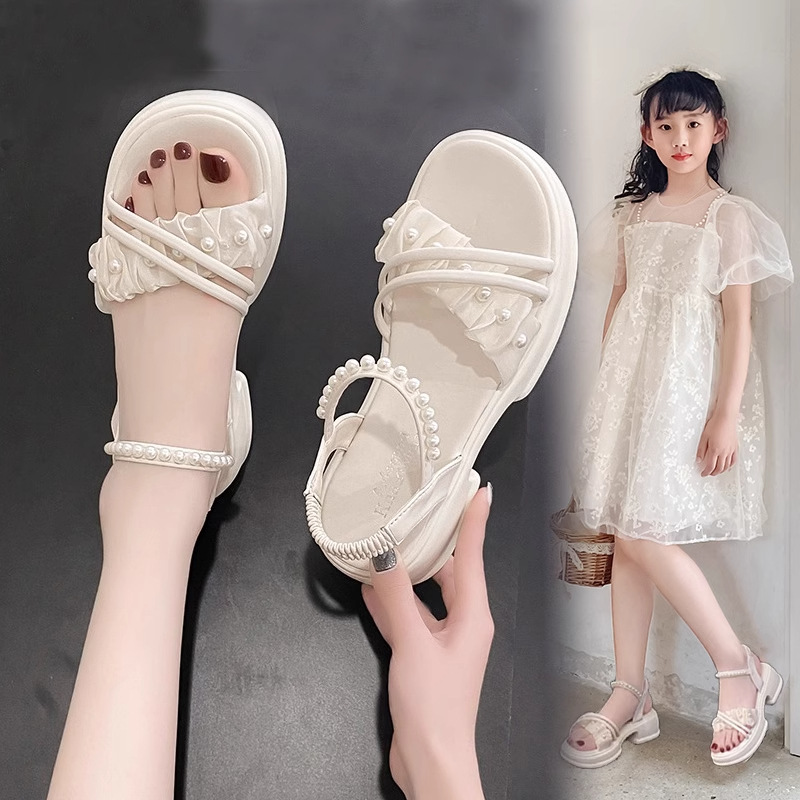 Niñas dulces sandalias de viento plano 2026 verano nueva moda versátil sandalias de playa de perlas zapatos de princesa