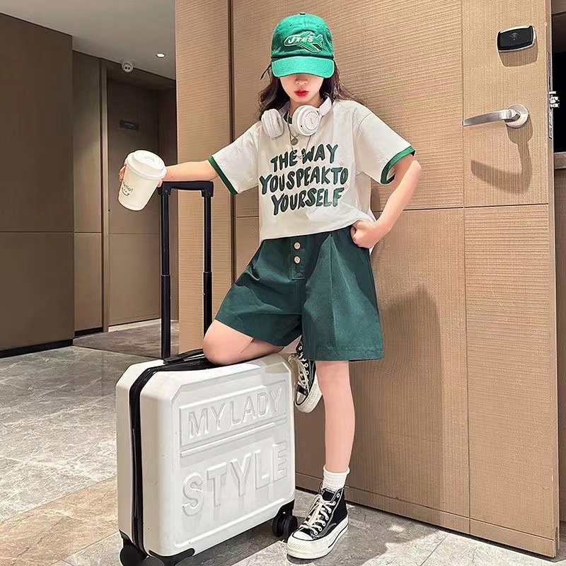 Traje de verano para niñas 2024 Nuevo estilo occidental de los niños de moda de manga corta casual mediano y grandes pantalones cortos de verano para niños traje de dos piezas
