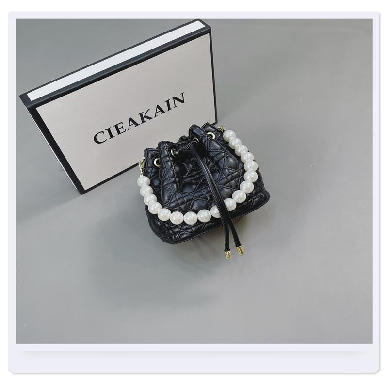 Textured New Trendy Fashion Pearl Chain Messenger Bag Wild Diamond Bucket Bag display picture 3