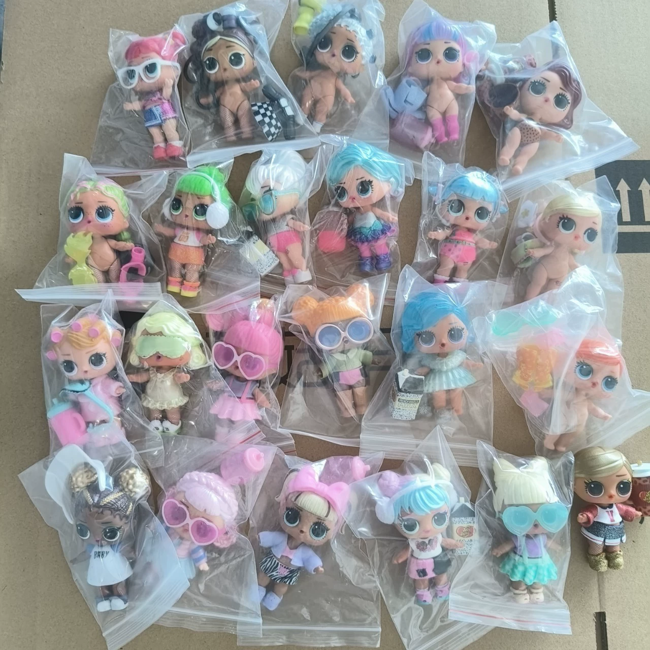 惊喜公仔娃娃8cm 换装娃娃散货眼镜衣服鞋子奶瓶配件跨境速卖通