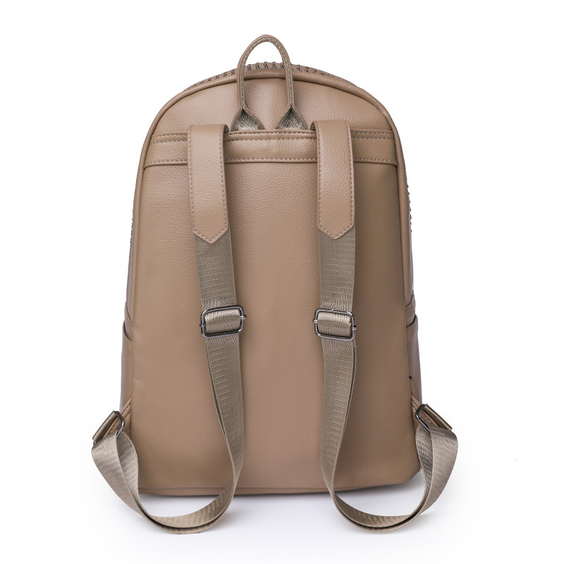Fábrica al por mayor 2023 nueva mochila casual de cuero suave para mujer, remache de moda, mochila para computadora de gran capacidad, mochila escolar