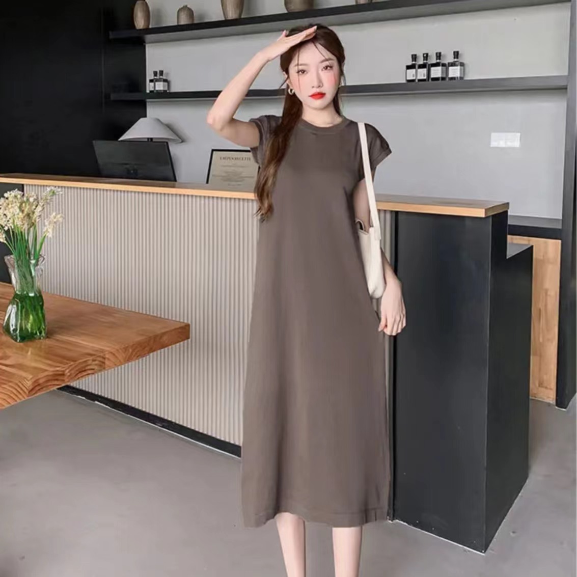Gaun warna coklat gelap / M