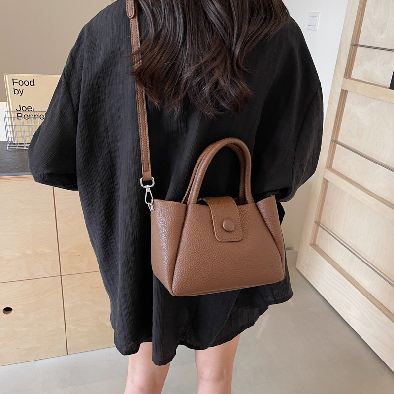 Bolso de mano de comercio exterior para mujeres 2025 nuevo tipo de bolso de mochila simple casual de moda versátil de alta calidad bolso de cubo de hombro