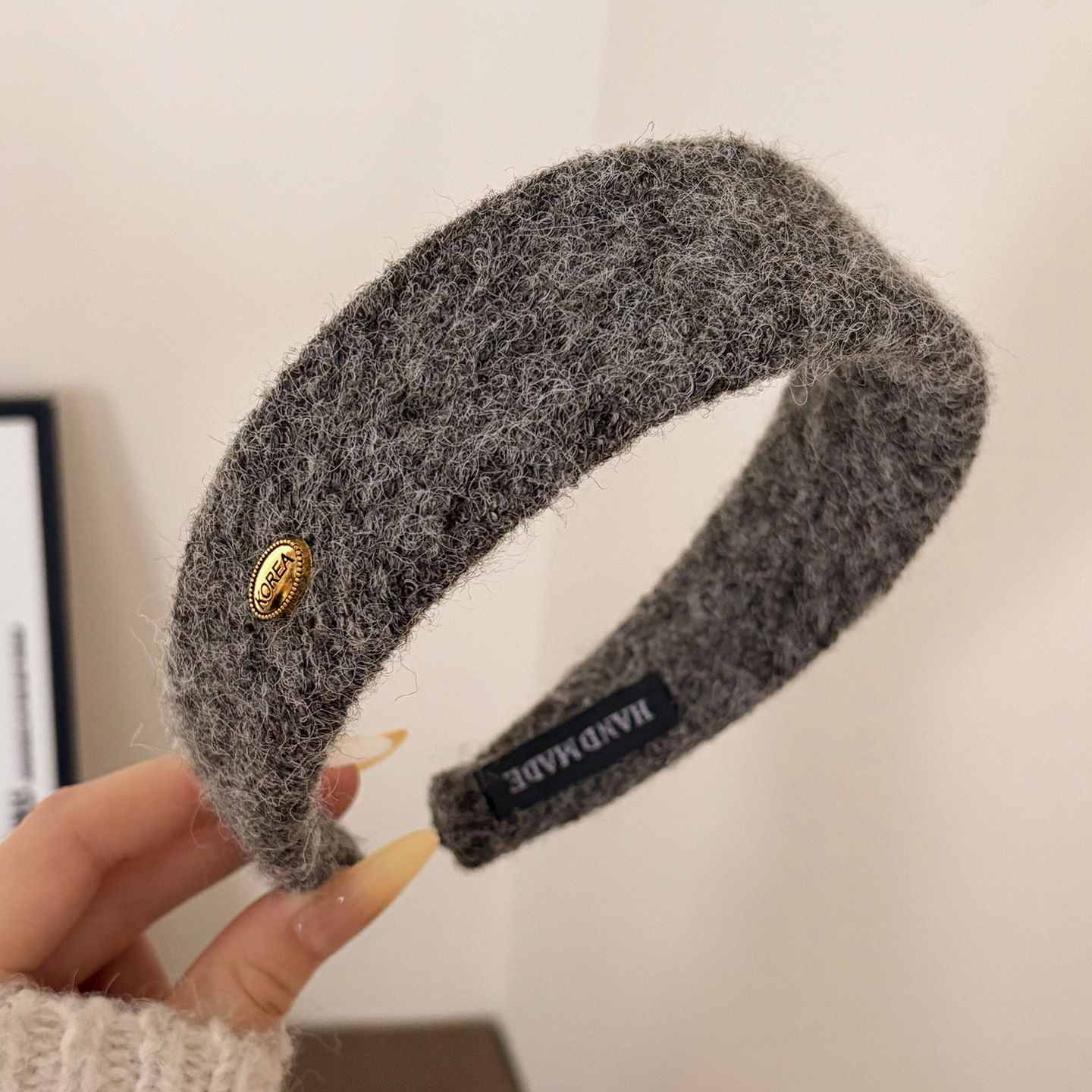 2025 nuevo otoño y invierno lana banda ancha de cabello de mujer banda de cabello de alta sensación retro puerto ventana banda de cabello fuera de la tarjeta de cabello adornamiento