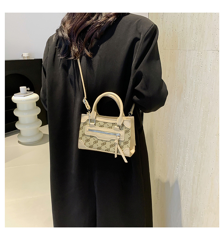 This stylish single-shoulder handbag, with a simple and casual texture, is a new Korean style crossbody small square bag for women in the autumn of 2024 undefined