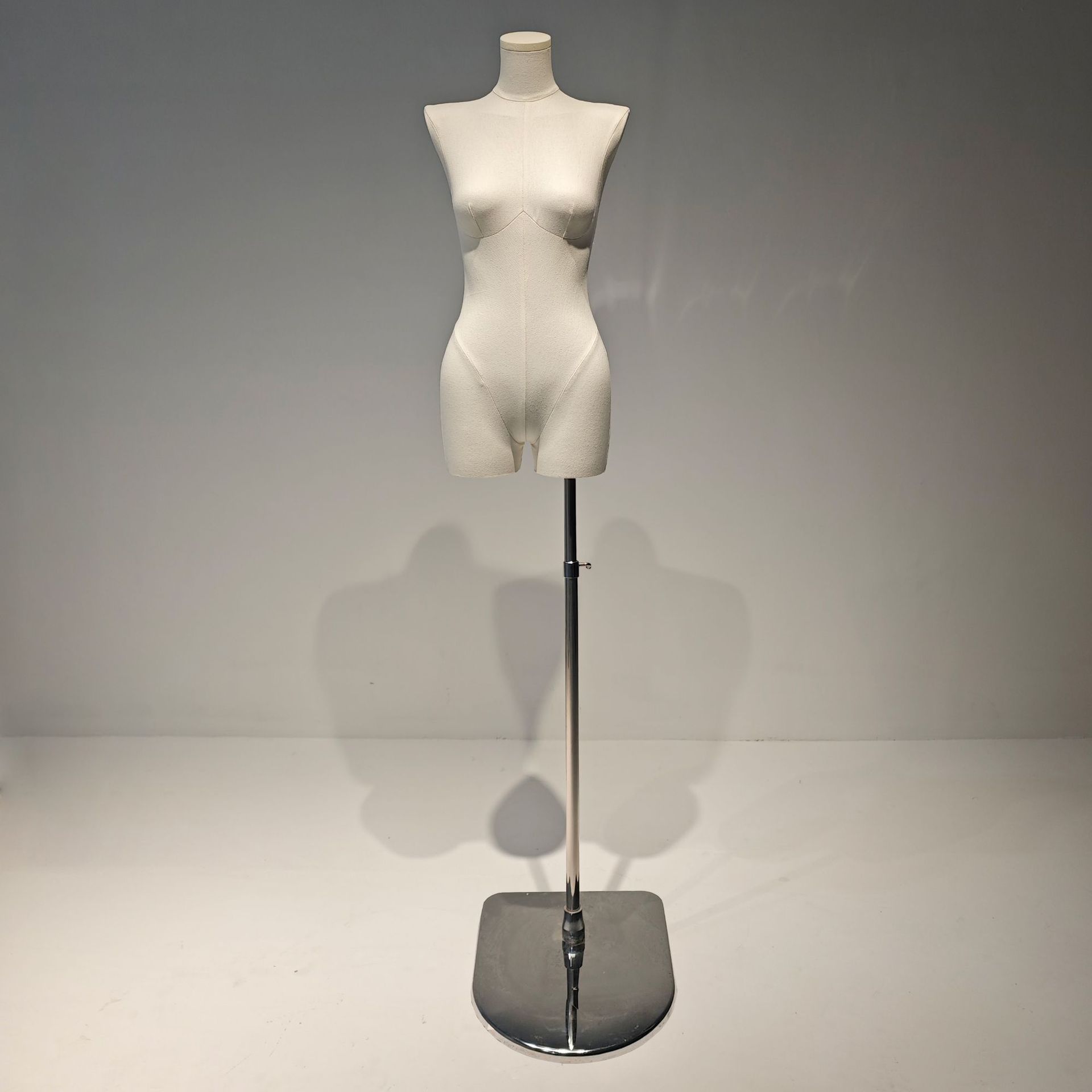 Modelo de hombro plano de piernas divididas estante de exhibición de ropa tienda de ventanas maniquí plataforma de cinco caras modelo de cabeza modelo de vestido de boda accesorios femeninos