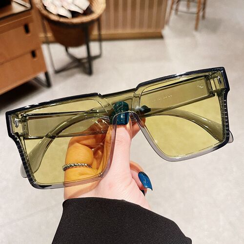Suitable for male drivers with myopia, this pair of sunglasses features a combination of mirror and dark lenses, providing summer sun protection and polarized lenses for a premium look.