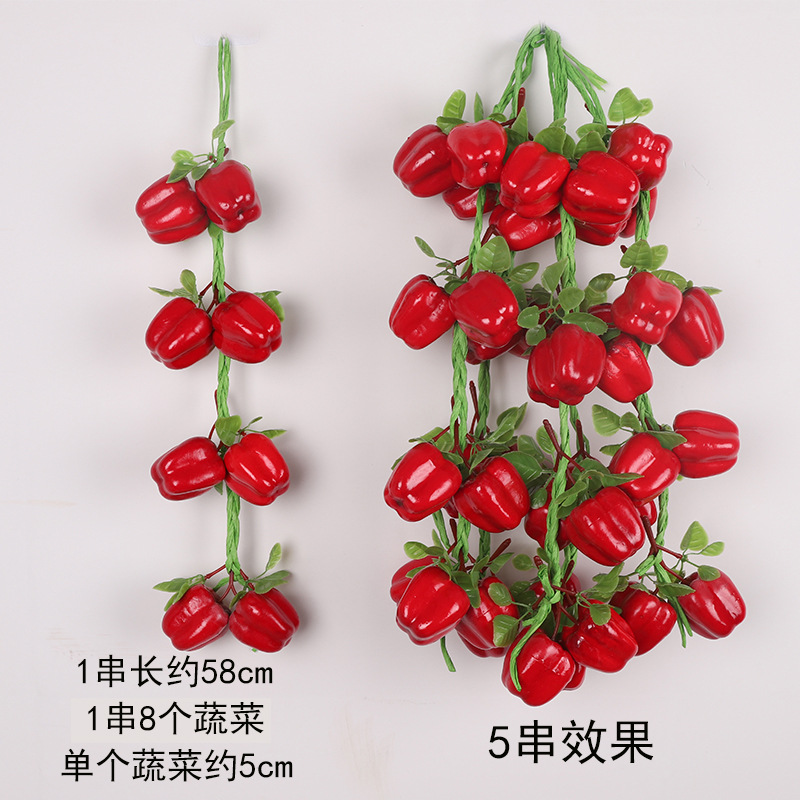 잎이 있는 붉은 고추 한 묶음