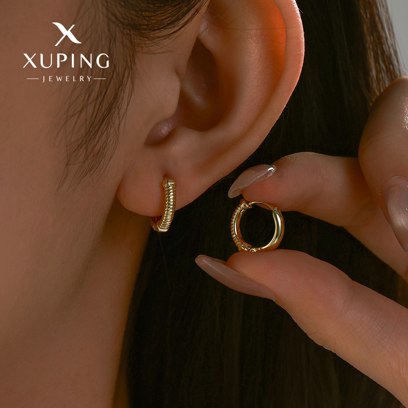 Pendientes Xuping Jewelry, Nuevos, Simples y Modernos, de Aleación con Baño Electrolítico en Color Oro de 14k, Pequeños, Lujosos y Versátiles