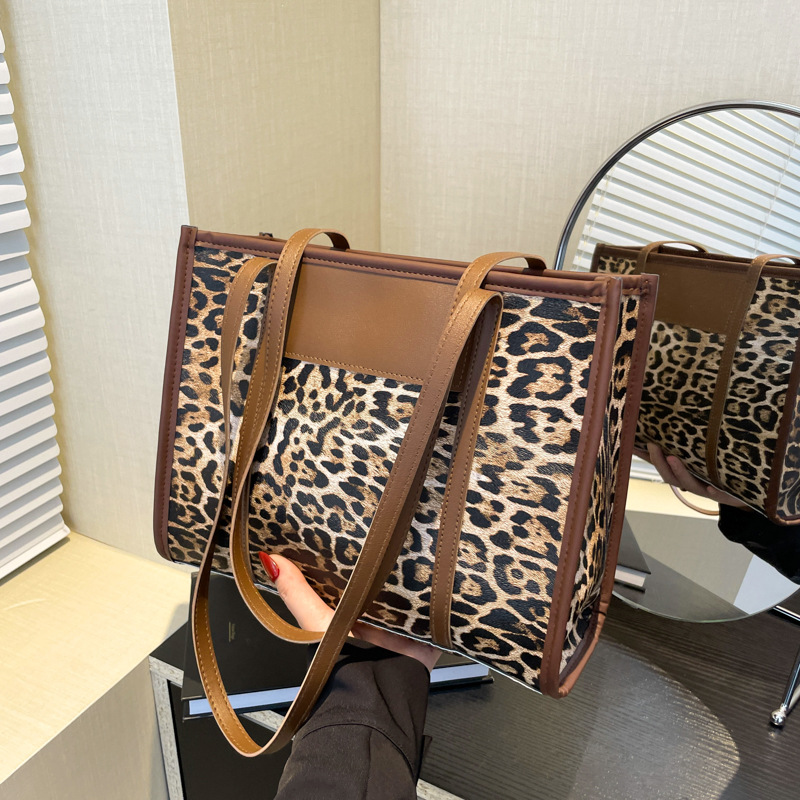 La moda de este año con estampado de leopardo de gran capacidad 2024 nueva tendencia casual de otoño bolso de mensajero de un solo hombro suave